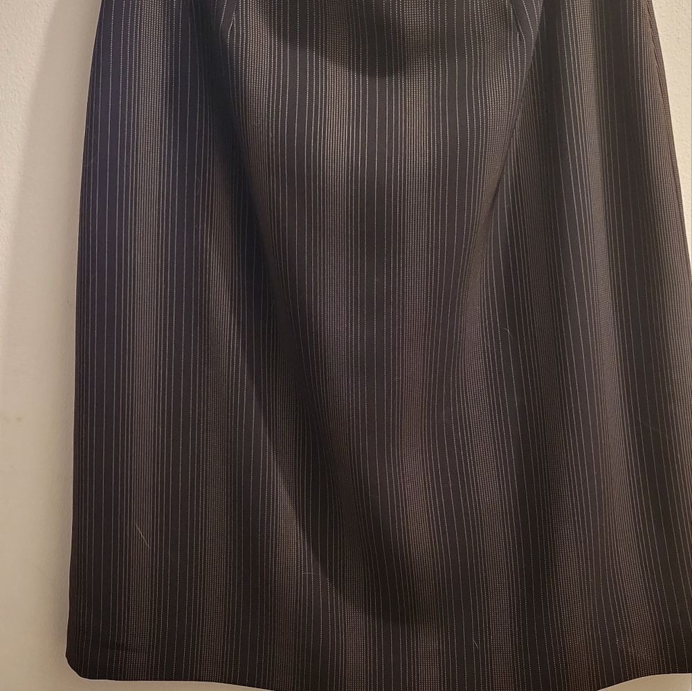 ❤️Kasper Pencil Skirt Size 4P Looks New.Excellent condition Black & Gold Stripe
